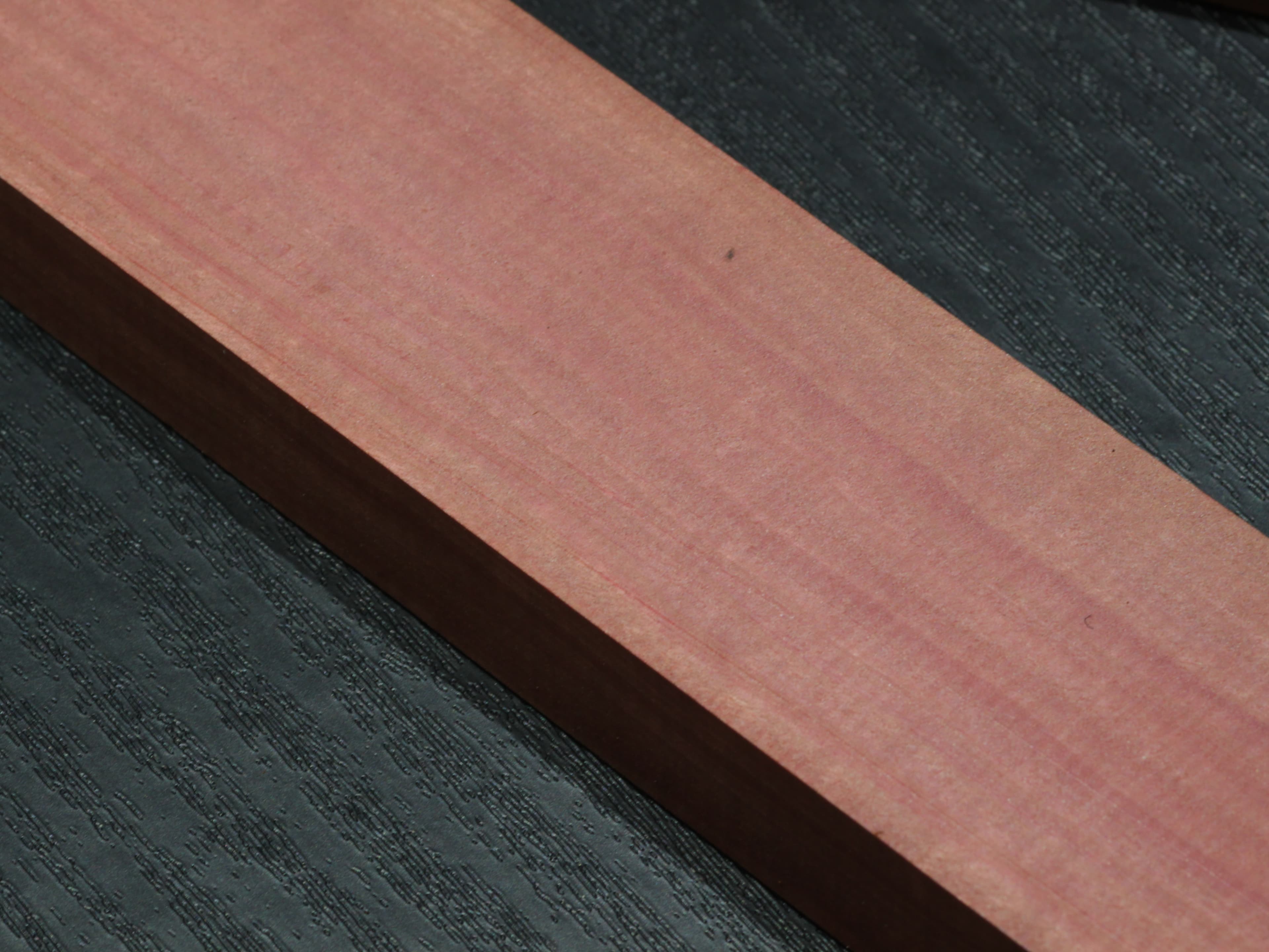 ピンクアイボリー (Pink Ivory)